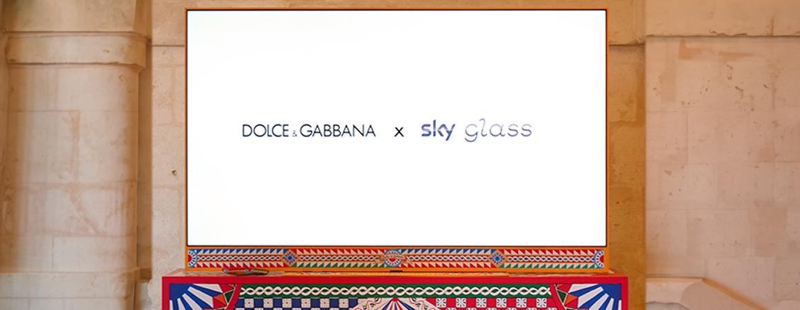 Immagini ambientate scattate da varie angolazioni della TV Sky Glass Dolce e Gabbana
